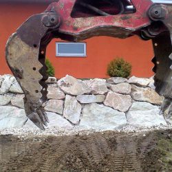 Steinschlichtungen . Steinmauer . Bagger . Befestigung (10)