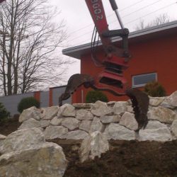 Steinschlichtungen . Steinmauer . Bagger . Befestigung (12)