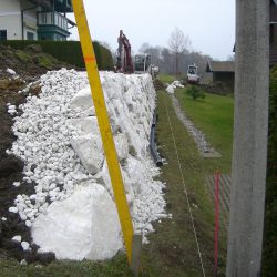 Steinschlichtungen . Steinmauer . Bagger . Befestigung (5)