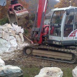 Steinschlichtungen . Steinmauer . Bagger . Befestigung (6)