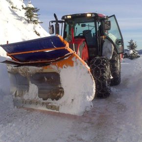 Winterdienst . Traktor . Schneeräumung (6)